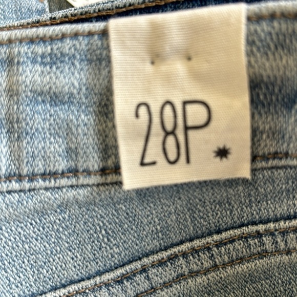 NWT COSMIC BLUE LOVE Size 28 Petite Capri light wash - Picture 3 of 8